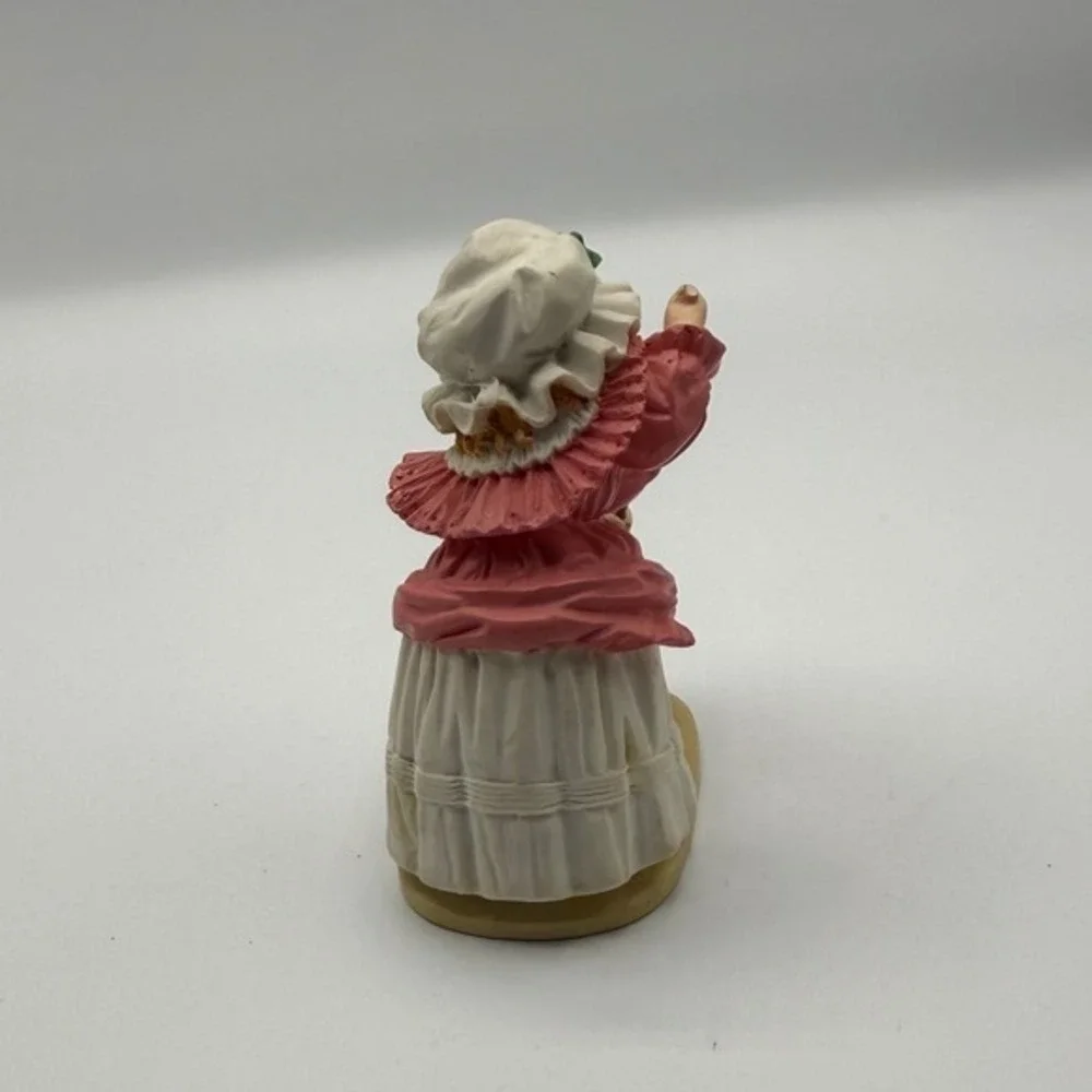 Charming House 1987 Mrs. Higgins‎ Ceramic Figurine Sweeping Broom Holiday Decor